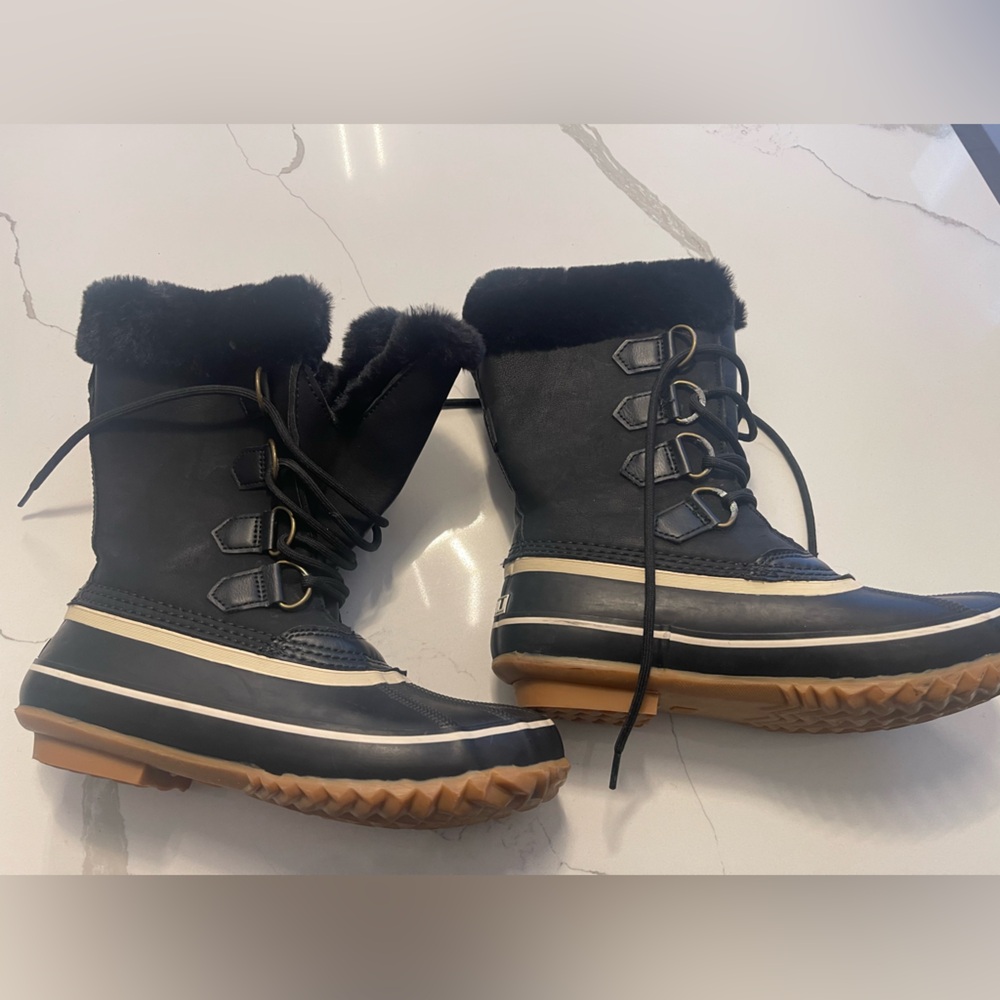 New black and white womens winter boots 7.5